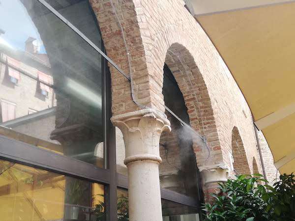 arco cinquecentesco nel cortile interno hotel Maxxim Ferrara