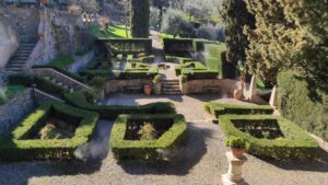 Installazione di impianto antizanzare in un giardino di importanza storica