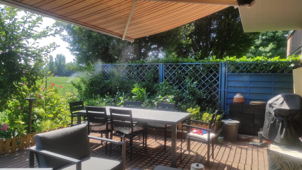 giardino protetto da un impianto antizanzare