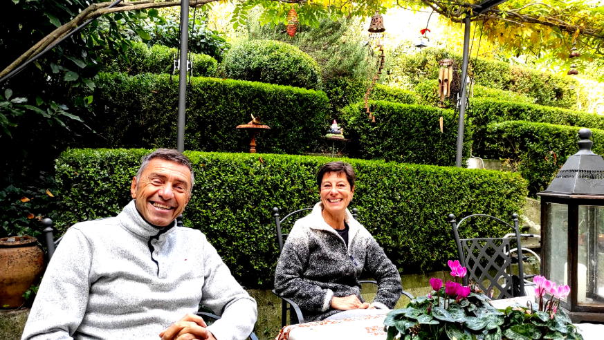 Enrico e Paola nel loro giardino a Bologna
