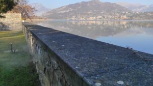 Installazione di impianto antizanzare in giardino. Villa sul lago di Annone
